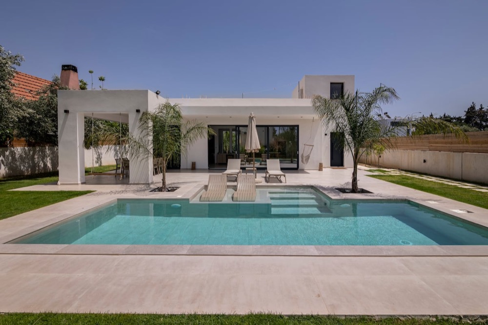 Coastal villa with pool, Loutraki Livadaki